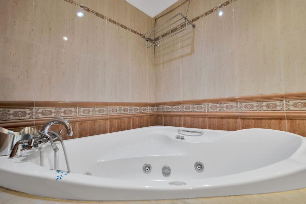 Con Jacuzzi Y Parking En San Pedro - Del Valle 72 2 Lägenhet *